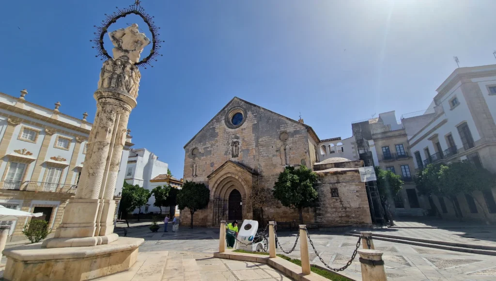 Plaza-de-la-Asunción-e-iglesia-de-San-Dionisio-Jerez-de-la-Frontera