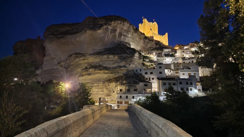 Puente-romano-Alcalá-del-Júcar-de-noche