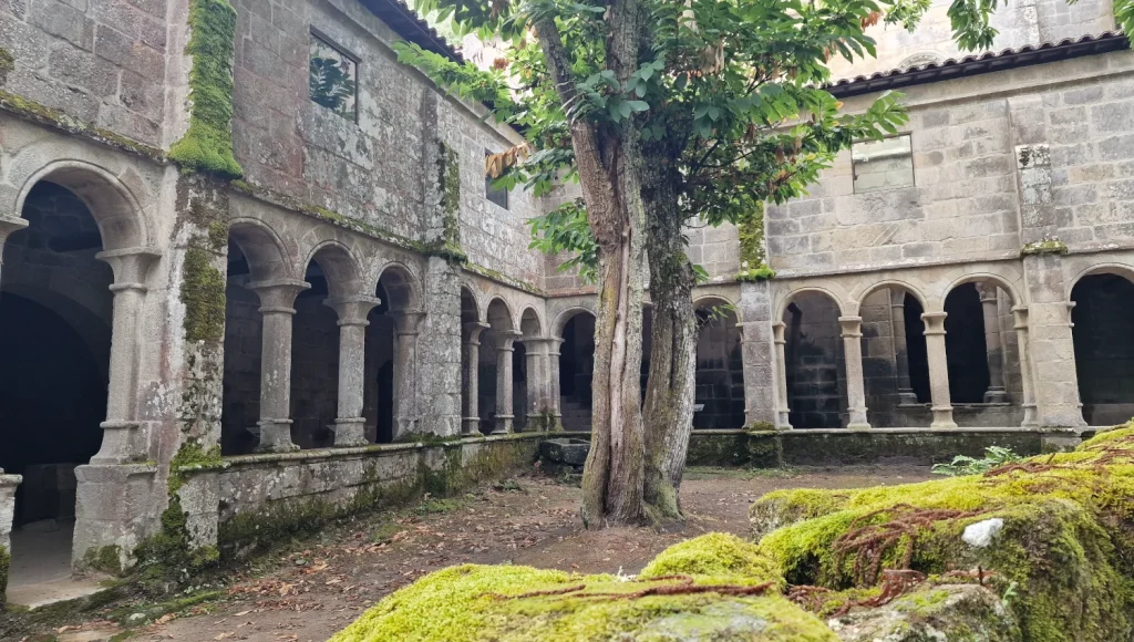 Claustro-monasterio-Santa-Cristina-Cañones-del-Sil