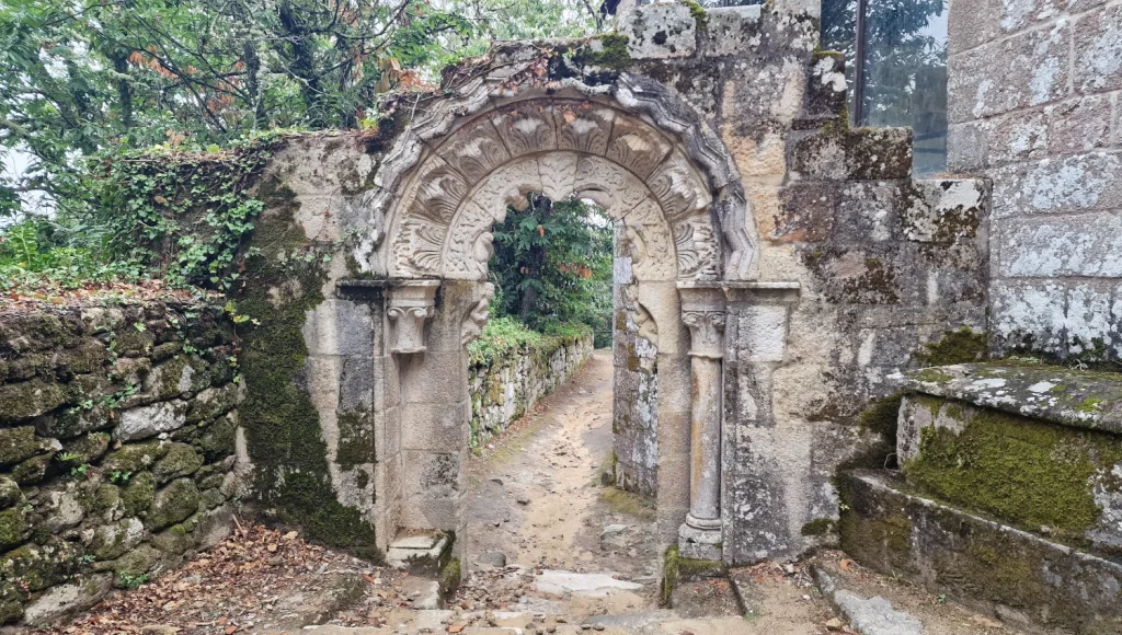 Puerta-monasterio-Santa-Cristina-Cañones-del-Sil