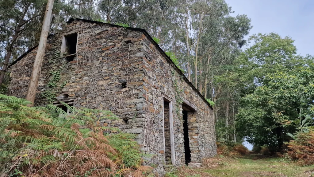 Casa-abandonada-bosque-ruta-Porcía-a-Viavélez