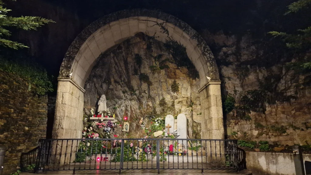 Altar-Virgen-Montserrat-Monforte-de-Lemos