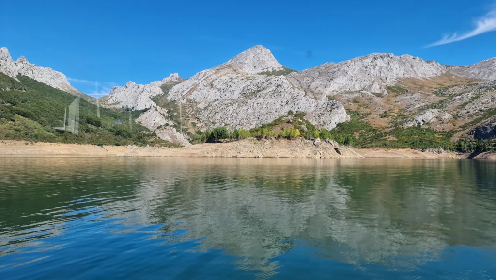 Montañas-y-embalse-de-Riaño