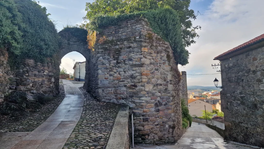 Puerta-de-la-Alcazaba-Monforte-de-Lemos