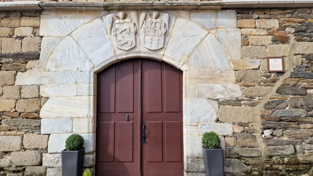 Puerta-Palacio-Condal-de-Lemos