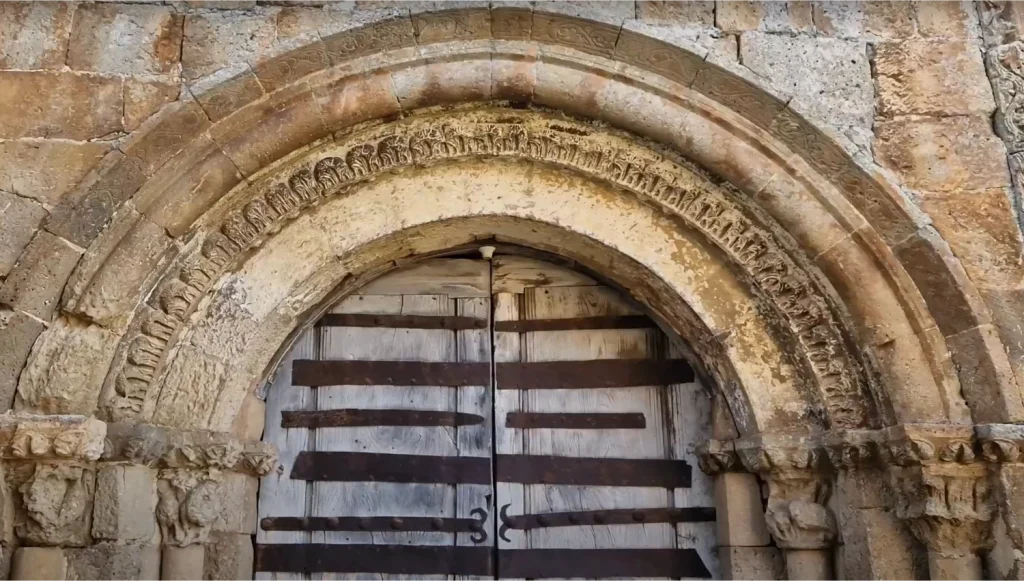 Pórtico-iglesia-Nuestra-Señora-del-Castillo-Calatañazor