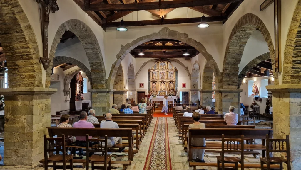 Interior-iglesia-de-san-martin-Taramundi