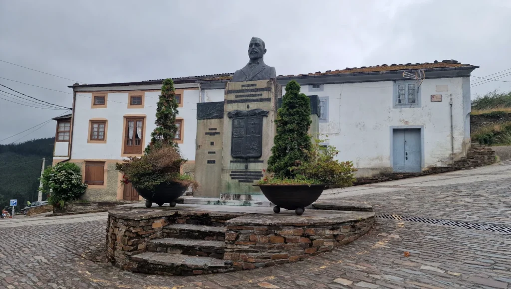Monumento-Manuel-Arruñada-Taramundi