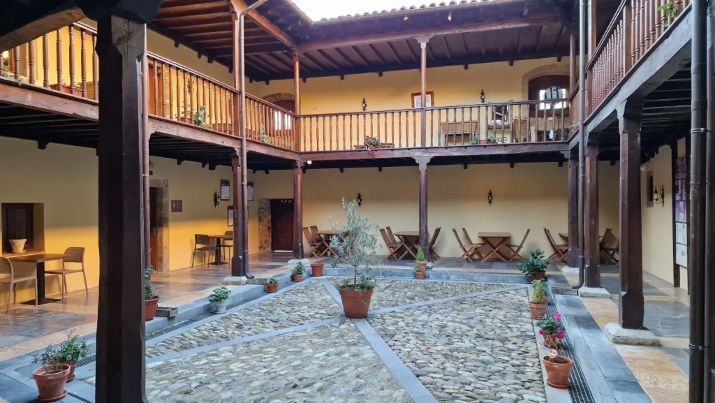 Patio-Palacio-Valdes-Salas