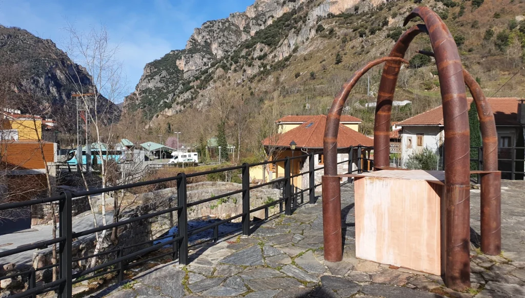 Escultura-Vacas-y-Toros-Pola-de-Somiedo