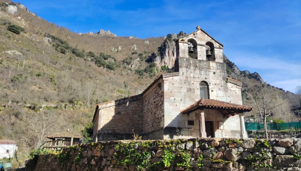 Iglesia-parroquial-de-San-Pedro-Somiedo