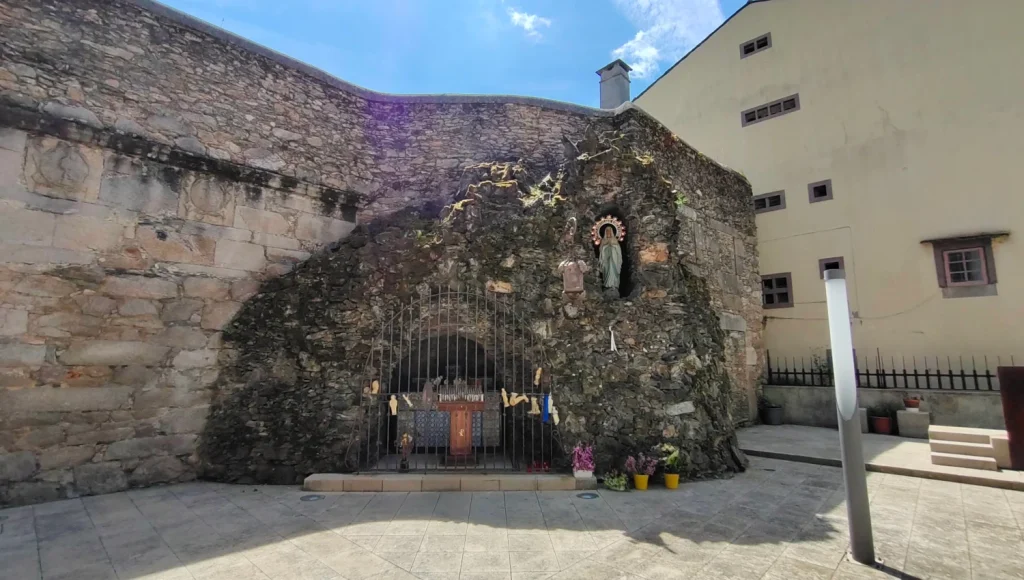 Cueva-de-Lourdes-Viveiro