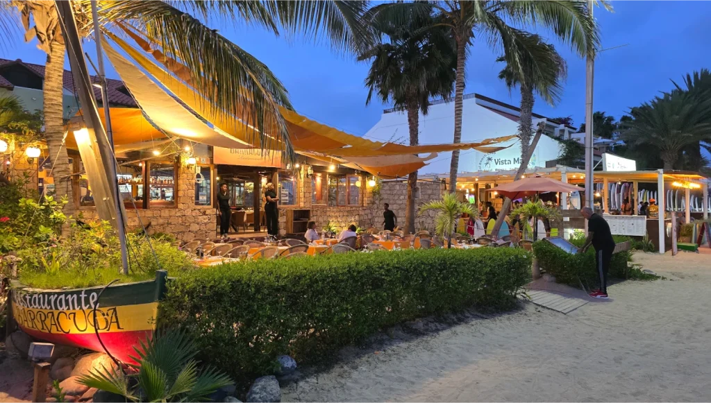 Restaurantes-paseo-playa-Santa-María-Isla-de-Sal