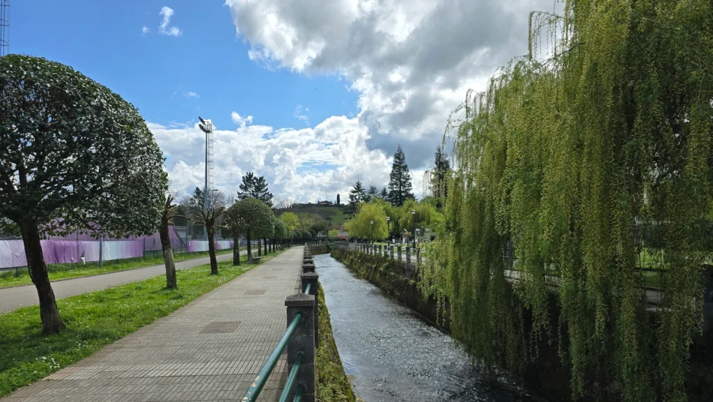 Paseo-a-orillas-del-río-Noreña