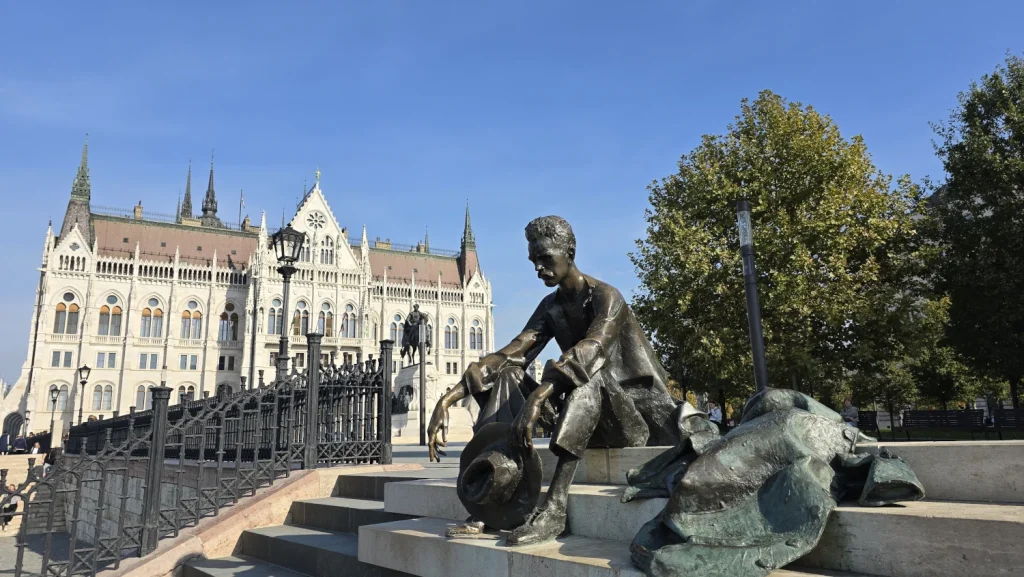 Escultura-Attila-József-Parlamento-Budapest
