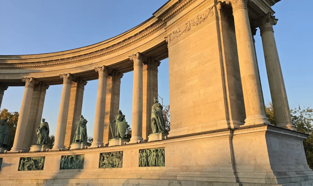 Plaza-de-los-Héroes-Budapest