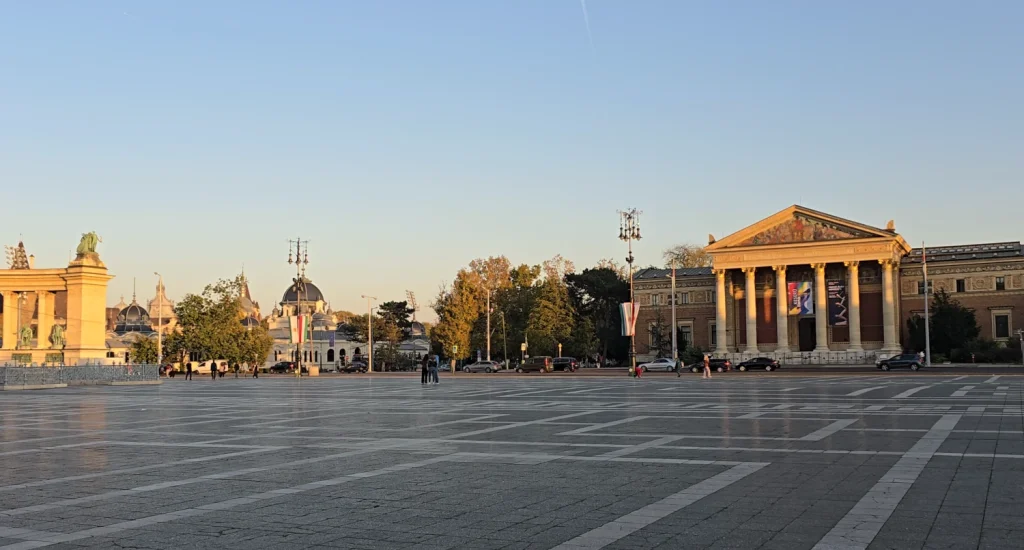 Plaza-de-los-Héroes-Budapest