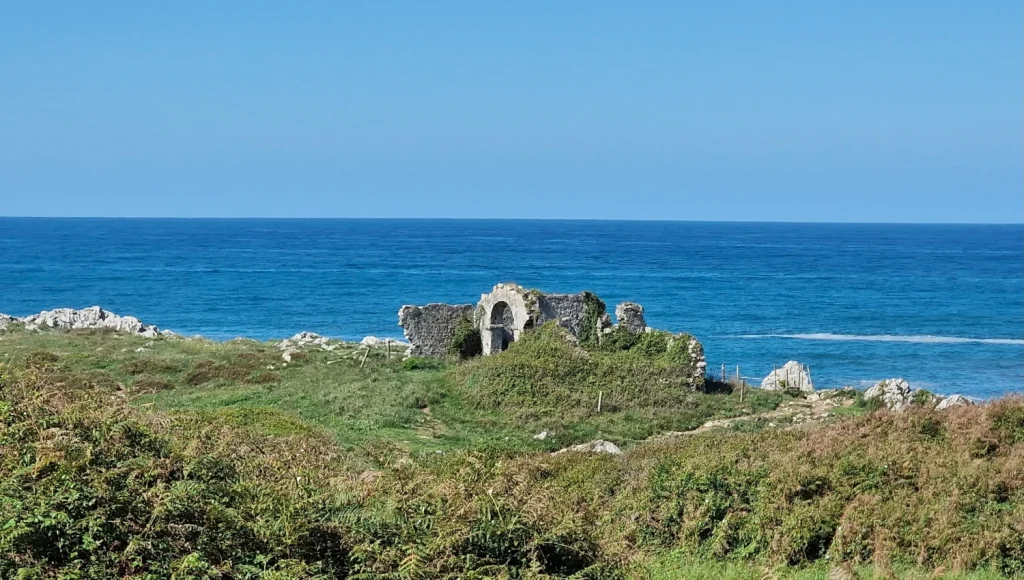 Ruinas-ermita-de-San-Martín-Llanes