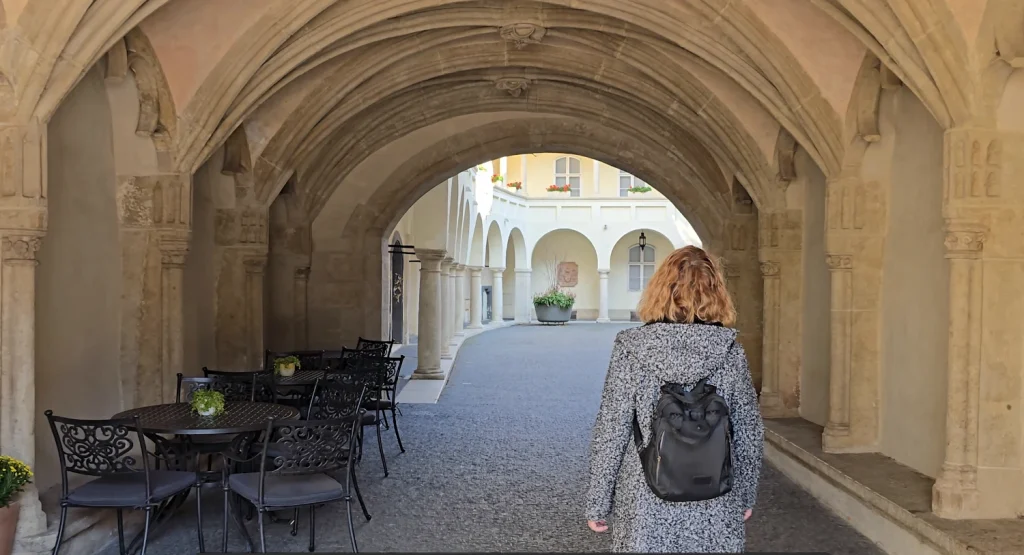 Acceso-patio-interior-Ayuntamiento-de-Bratislava