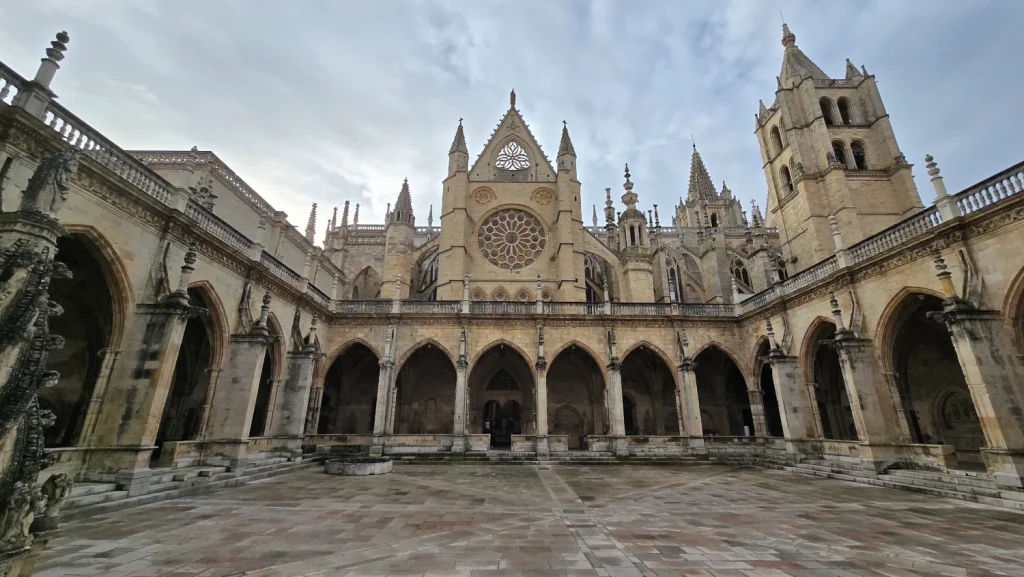 Claustro-de-la-Catedral-de-León