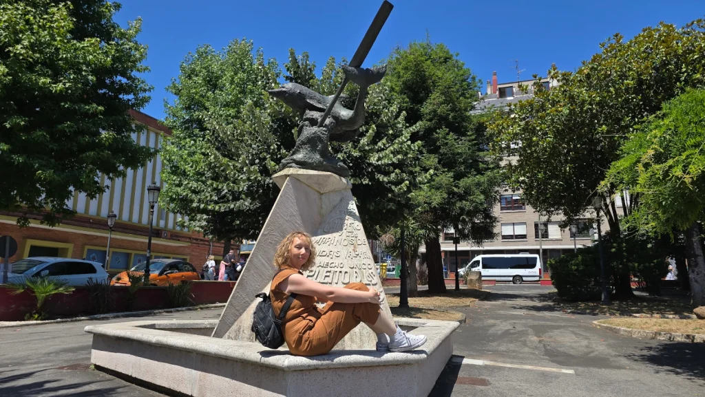 Escultura-el-pleito-de-los-delfines-Candás