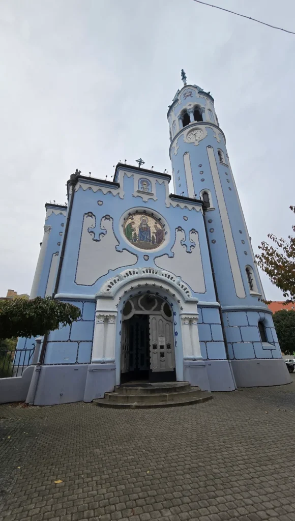Fachada-iglesia-azul-Bratislava