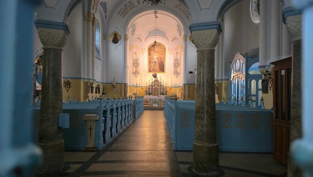 Interior-iglesia-azul-Bratislava