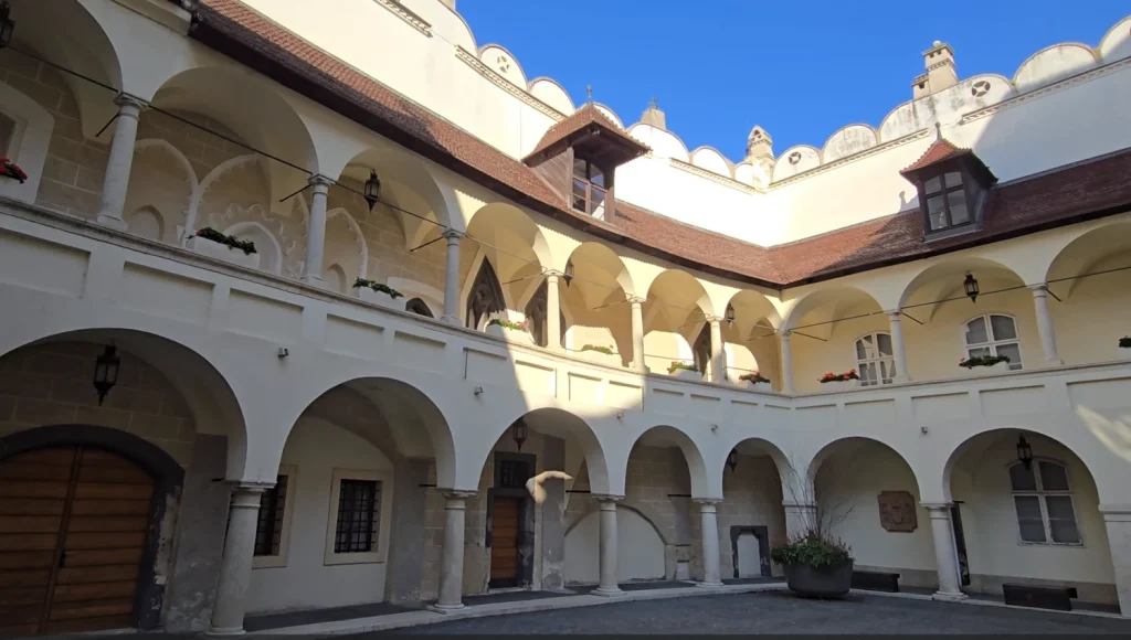 Patio-interior-Ayumtamiento-Bratislava