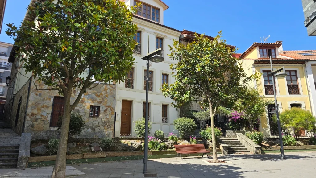 Plaza-en-Calle-Santolaya-Candás