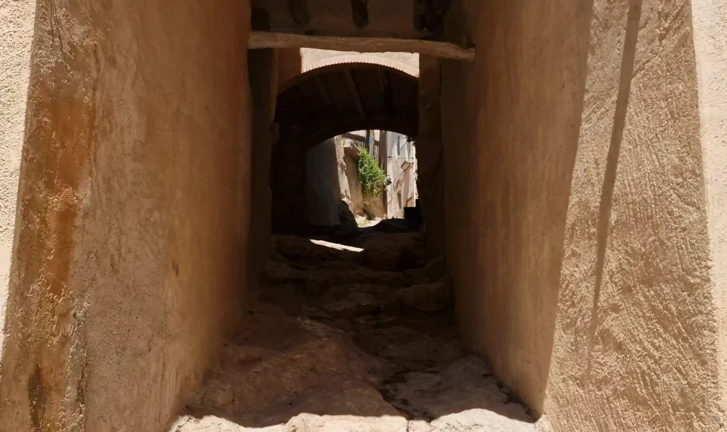 Portal-del-Carrer-del-Banc-Miravet